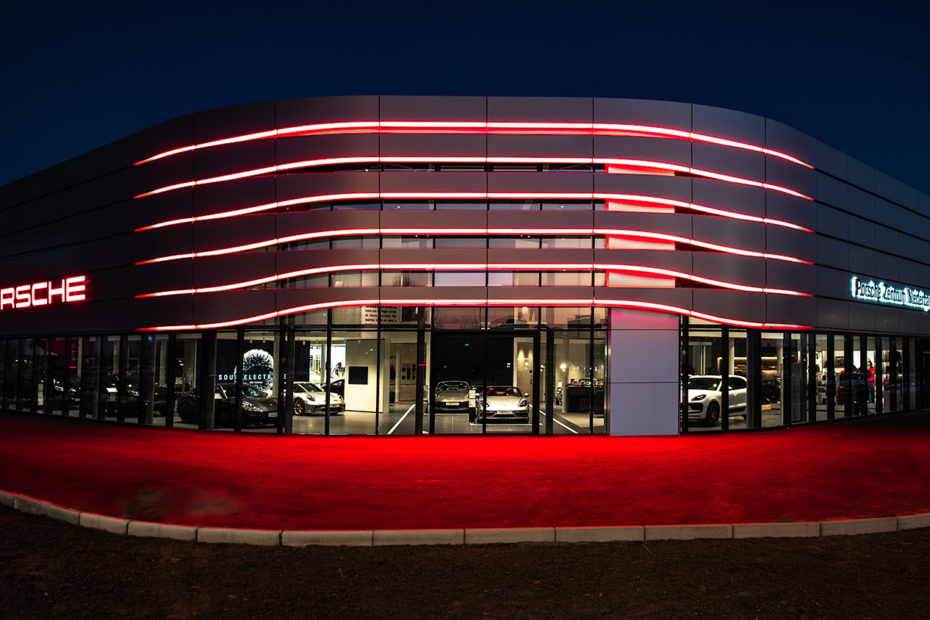 Außenansicht des Porsche Zentrum Niederbayern/Plattling bei Nacht