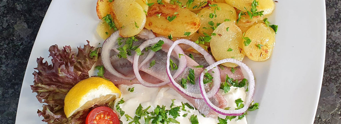 Geräuchertes Matjes-Filet mit Bratkartoffeln